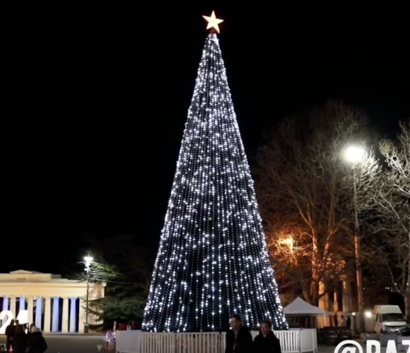Более семи тысяч огоньков: в Севастополе установили главную новогоднюю елку