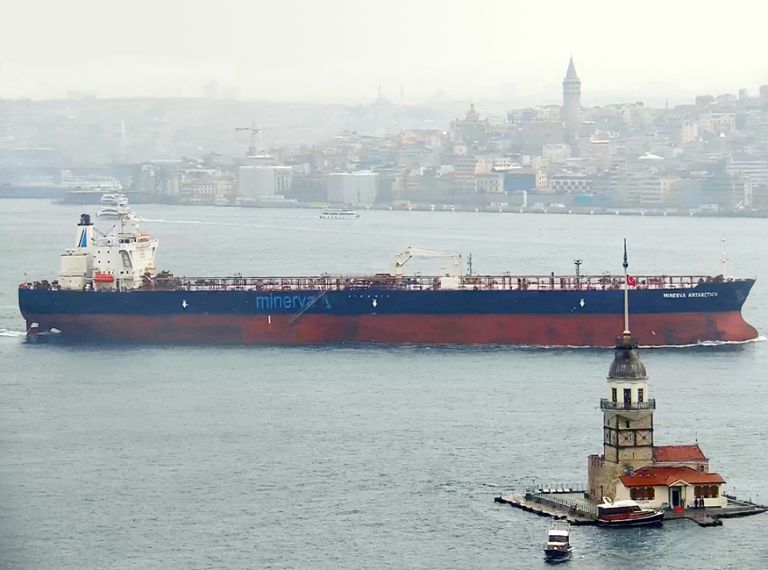 Танкер из РФ на 14 часов остановил судоходство в проливе Босфор