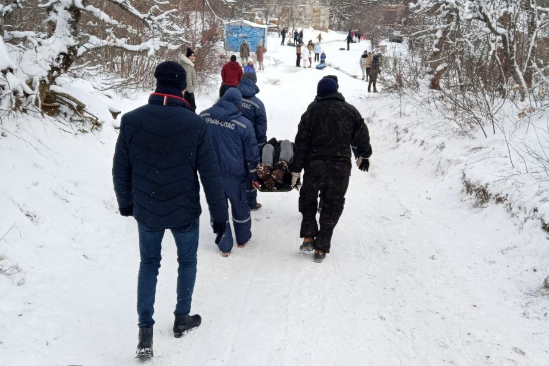 Трое взрослых и трое детей получили травмы во время зимних катаний в Крыму