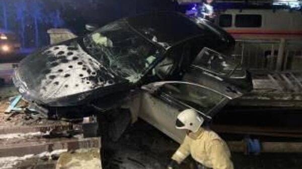 Водитель не справился с управлением: в Крыму машина упала с моста
