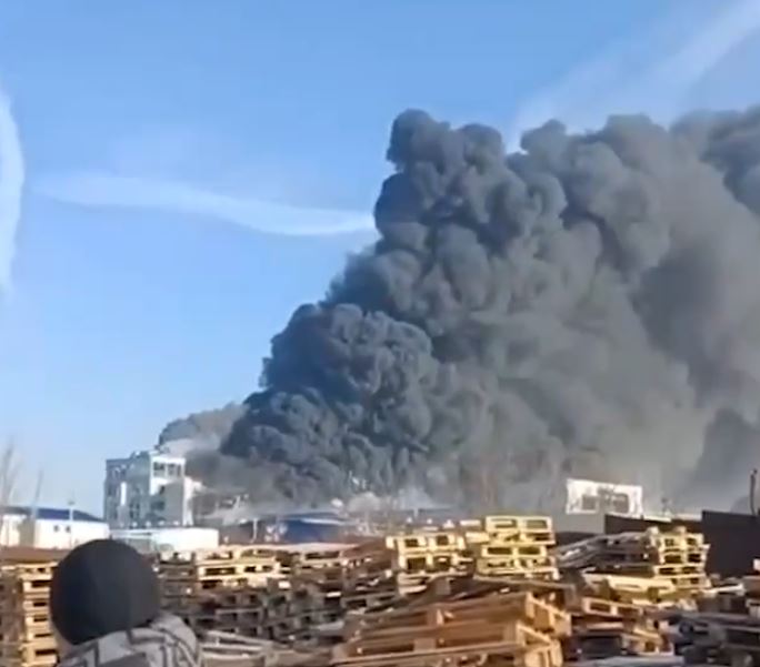 В Ростовской области горит Шахтинский полиэфирный завод