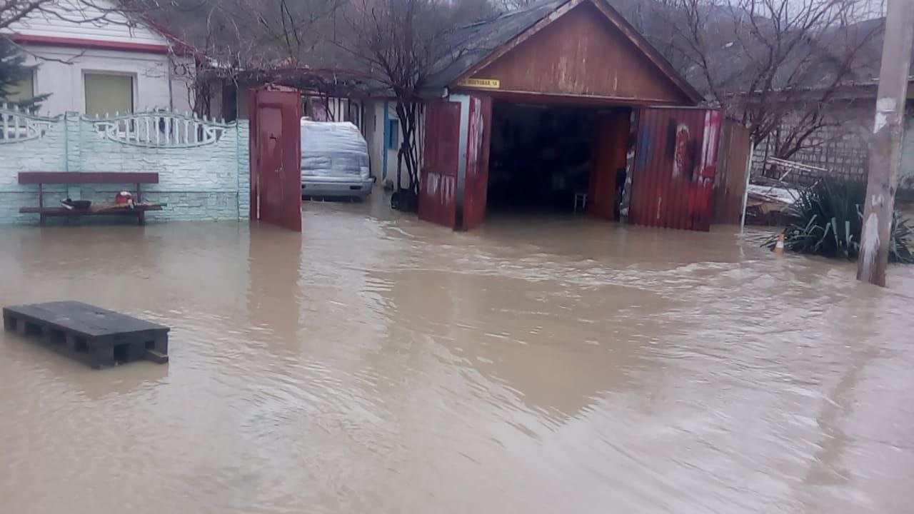 Подтоплены более 25 домов: севастопольцы сообщают о прорыве дамбы Чернореченского водохранилища