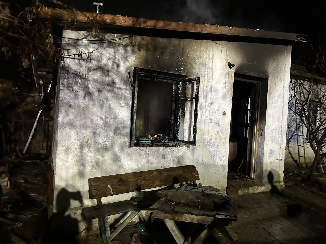 В Крыму при пожаре в садовом товариществе погибли два человека, возбуждено дело