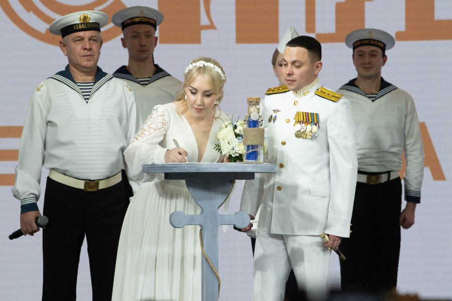 На выставке-форуме «Россия» севастопольская пара сыграла флотскую свадьбу