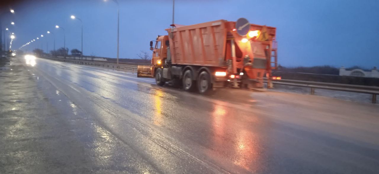 На дороги Крыма за ночь нанесли 1600 тонн противогололедных материалов