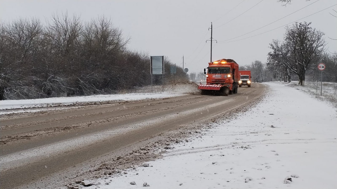Дорожники сообщили об обстановке на Грушевском и Ангарском перевалах в Крыму на фоне снегопада