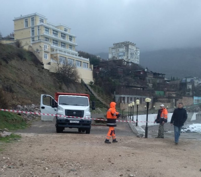 В поселке на Южном берегу Крыма из-за угрозы обвалов закрыли часть набережной