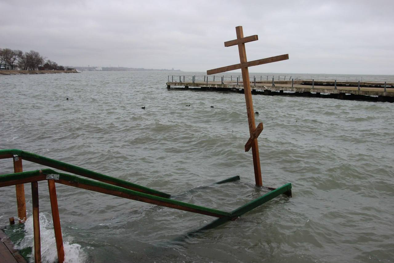 В Керчи из-за шторма отменили крещенские купания на набережной