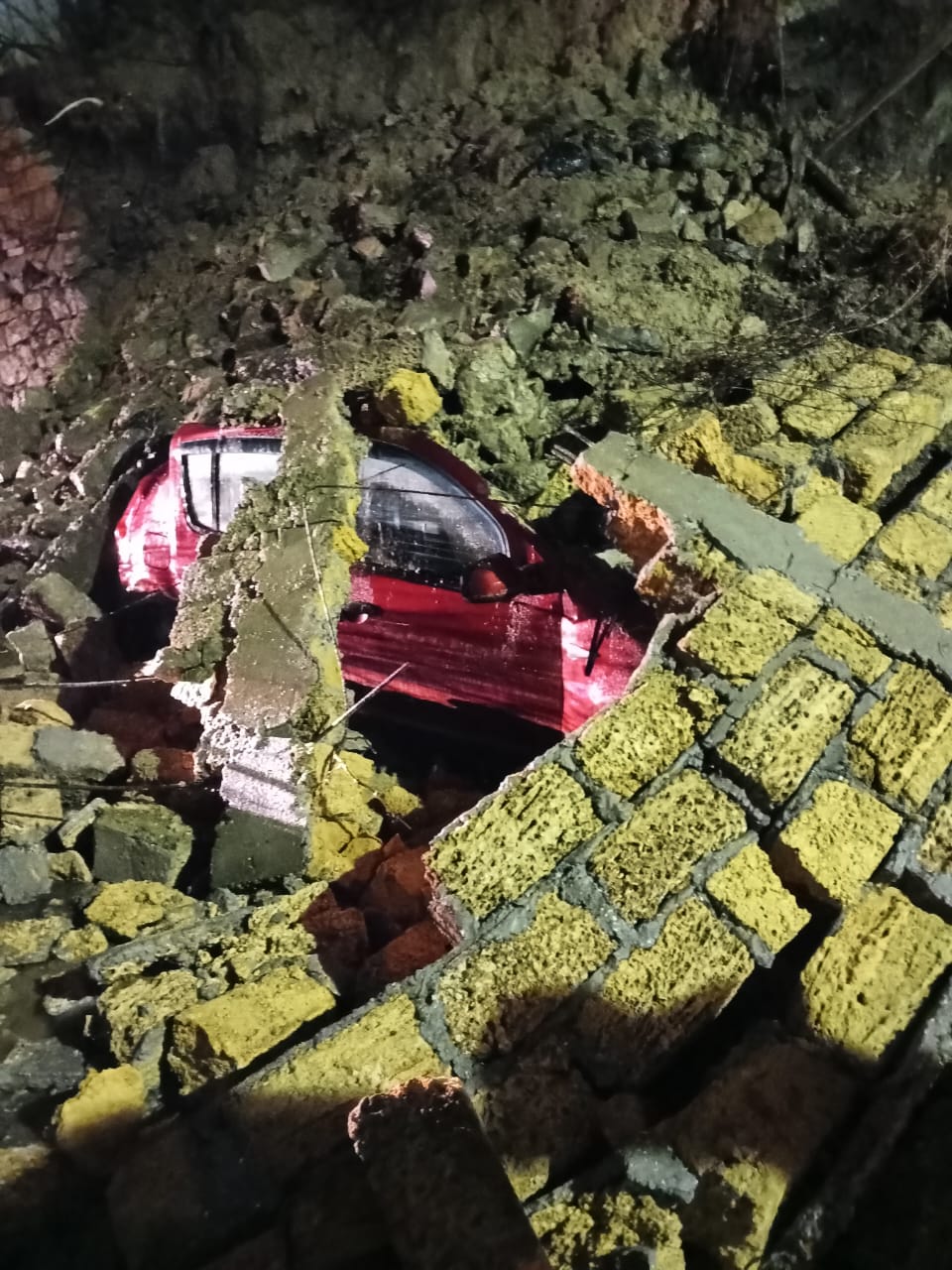 В Ялте из-за непогоды подпорная стена обрушилась на автомобиль, подтоплены дома