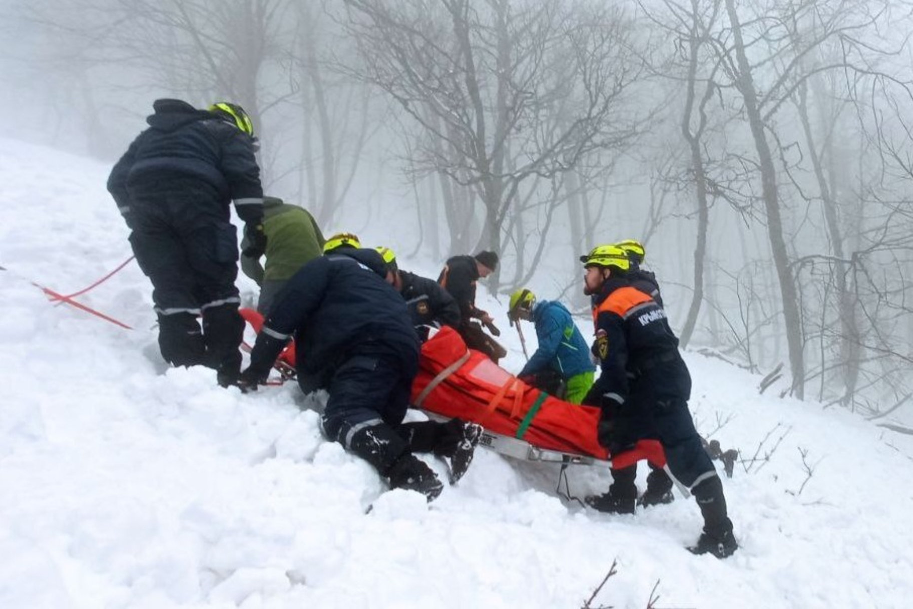 В горах Крыма при сходе лавины пострадал лыжник, привлекали МЧС