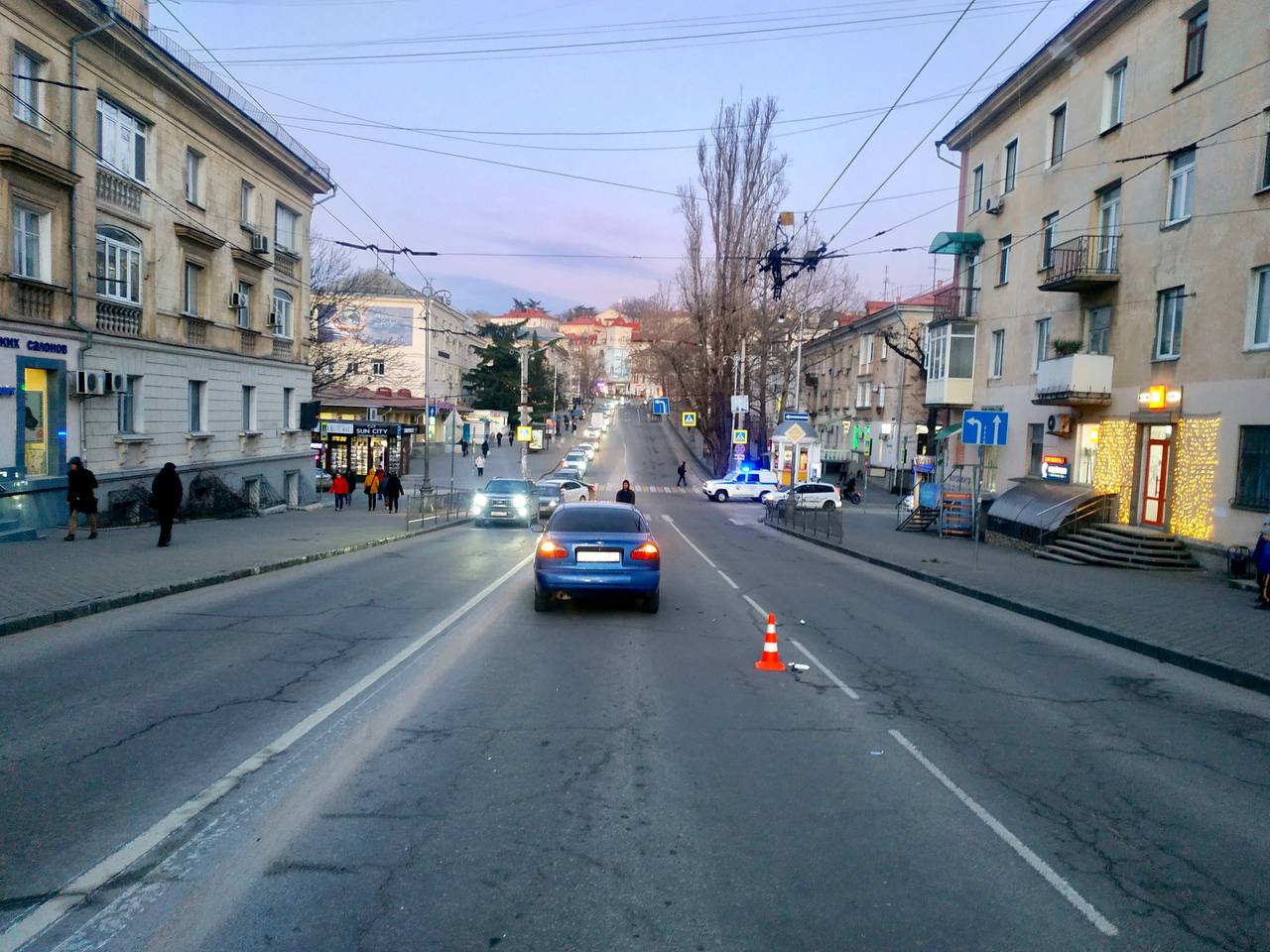 Перебегали дорогу в неположенном месте: в Севастополе сбили двух девушек «под хмельком» (видео)