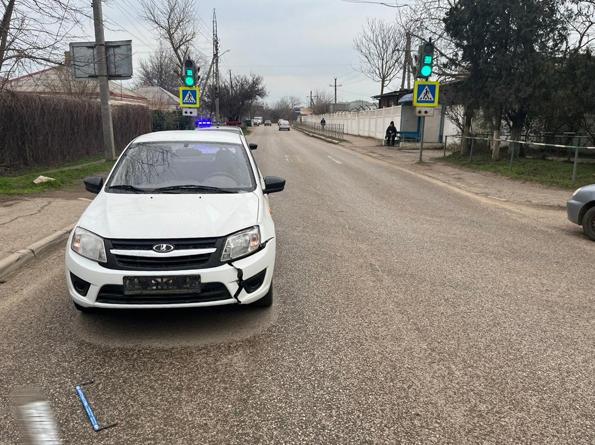 В Керчи легковой автомобиль сбил ребенка на пешеходном переходе