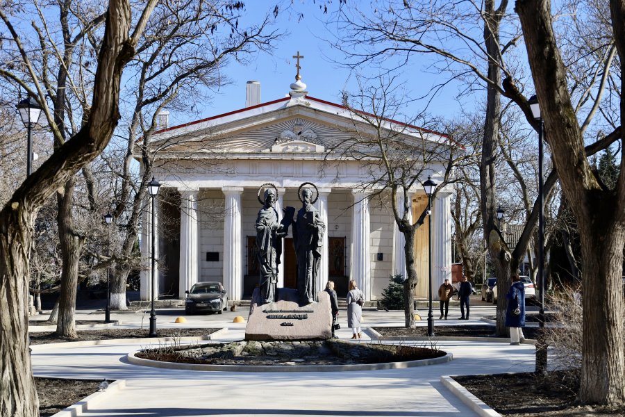 В Севастополе капитально отремонтировали сквер у собора святых Петра и Павла
