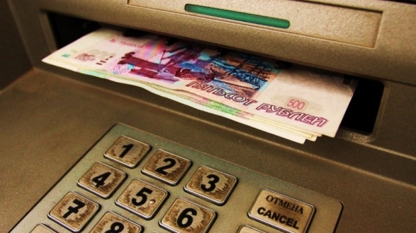 В РФ могут ограничить внесение наличных в банкомате для борьбы с мошенниками