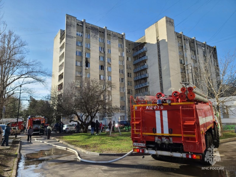 В Симферополе произошел пожар в многоэтажном общежитии