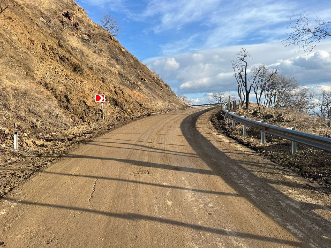 Дорожники расчистили участок дороги на Южном берегу Крыма, на который сошел сель