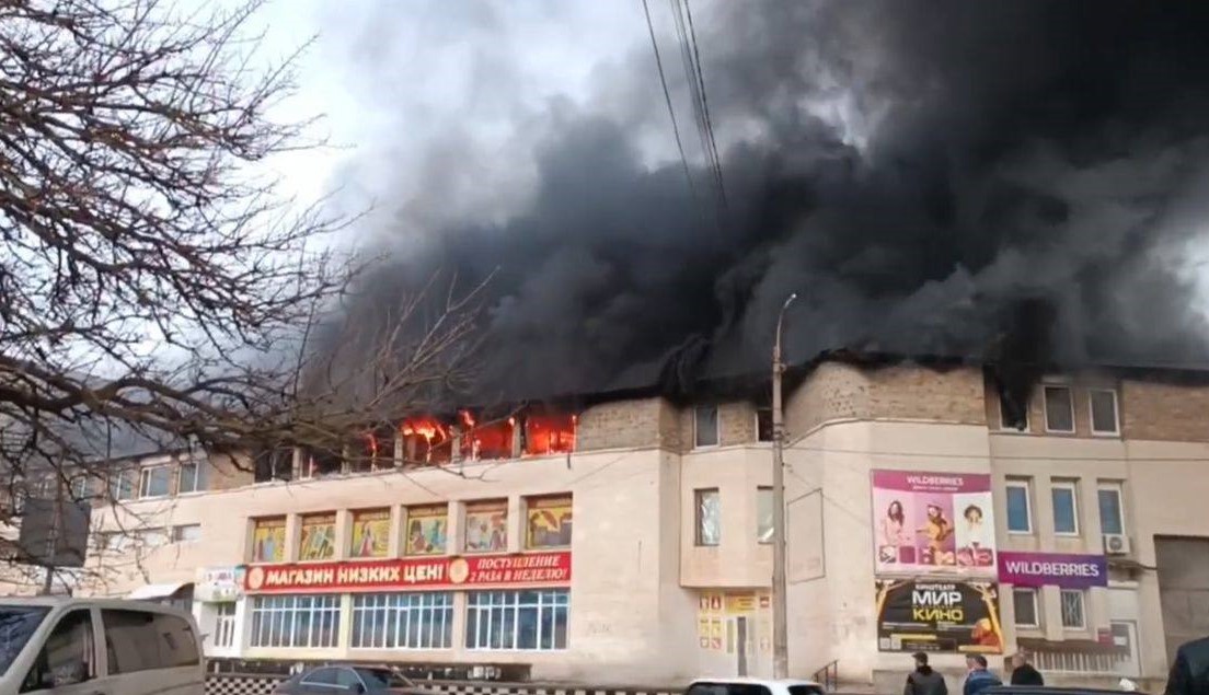 Прокуратура организовала проверку после пожара в торговом центре в Крыму