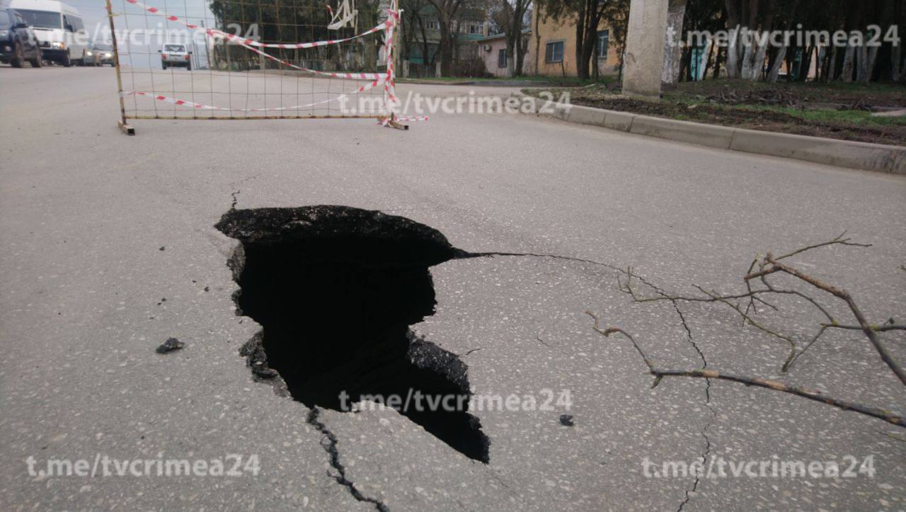 «Черная дыра»: в Керчи провалилась часть дороги