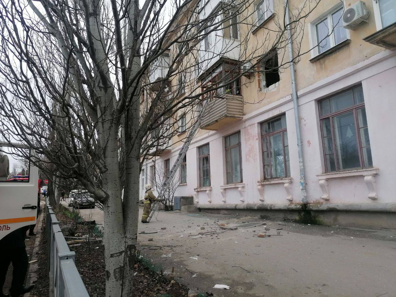 В Севастополе из дома, где взорвался баллон газа, эвакуировали восемь человек