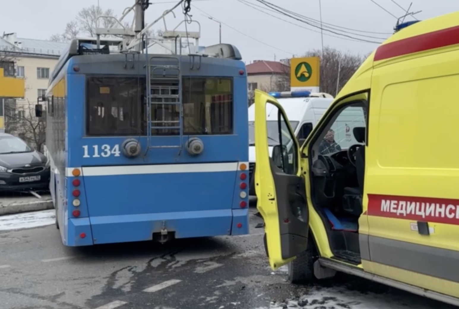 В Севастополе произошло массовое ДТП с участием автомобиля скорой помощи