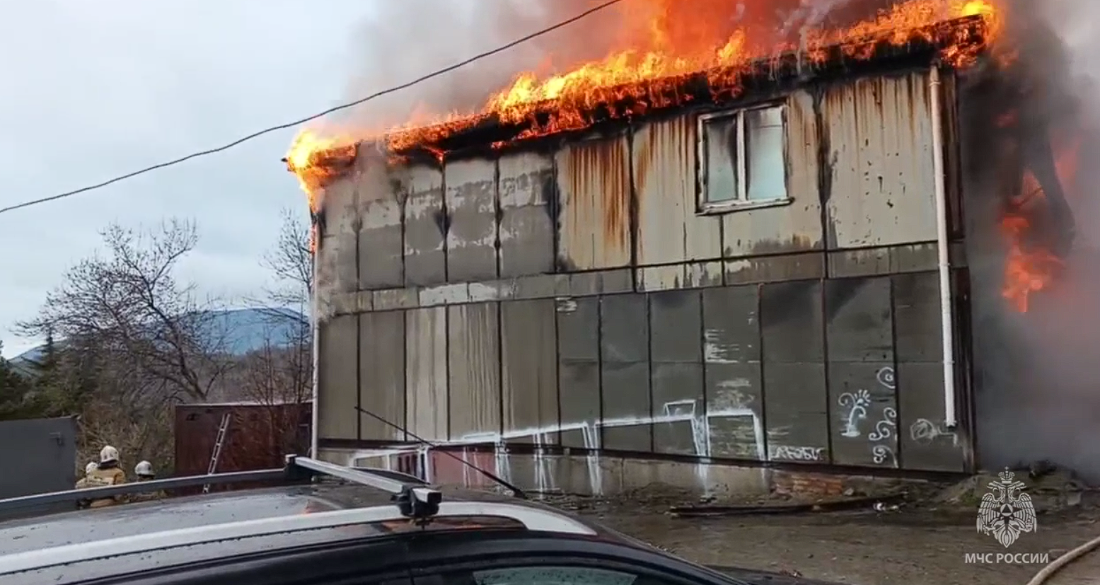 Под Алуштой спасатели тушат крупный пожар в частном доме (видео)
