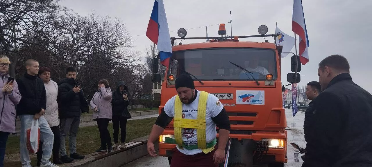 Силач из Керчи установил новый рекорд России, сдвинув с места КамАЗ
