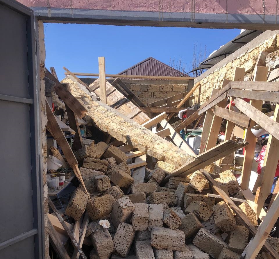 В Симферополе обрушилось строящееся здание, из-под завалов извлекли мужчину