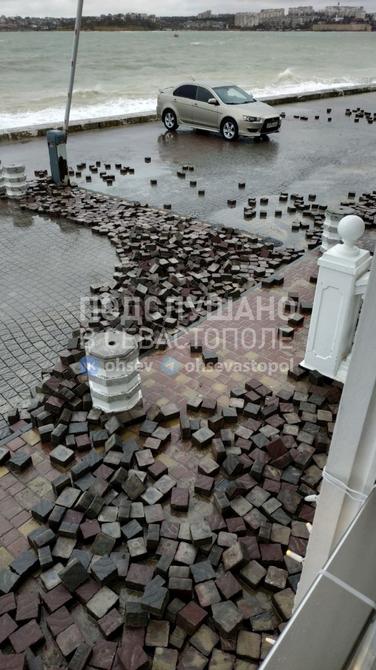 В Севастополе многострадальная плитка на пляже «Хрустальный» снова «потерпела неудачу» во время непогоды