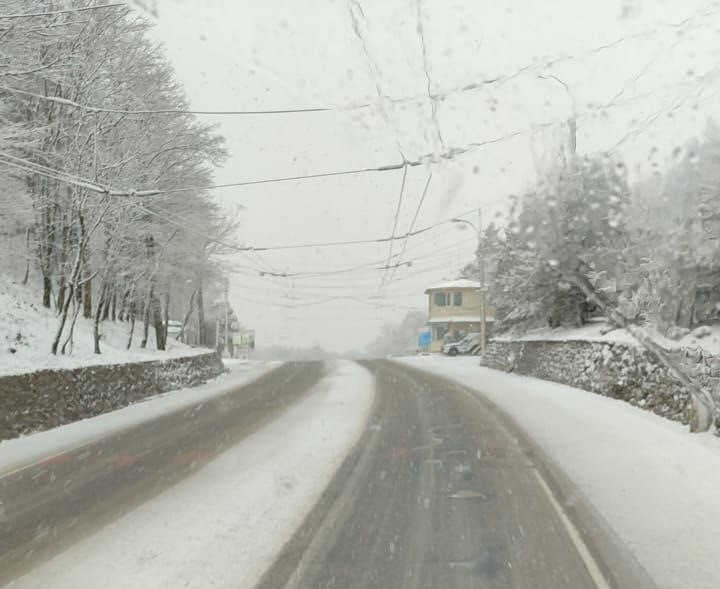 На Ангарском перевале в Крыму выпал снег — синоптики обещали, что последний