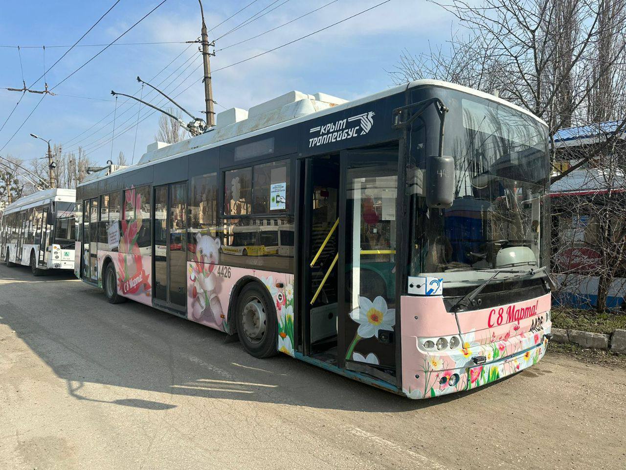 В честь 8 Марта: по улицам трех городов Крыма курсируют праздничные троллейбусы
