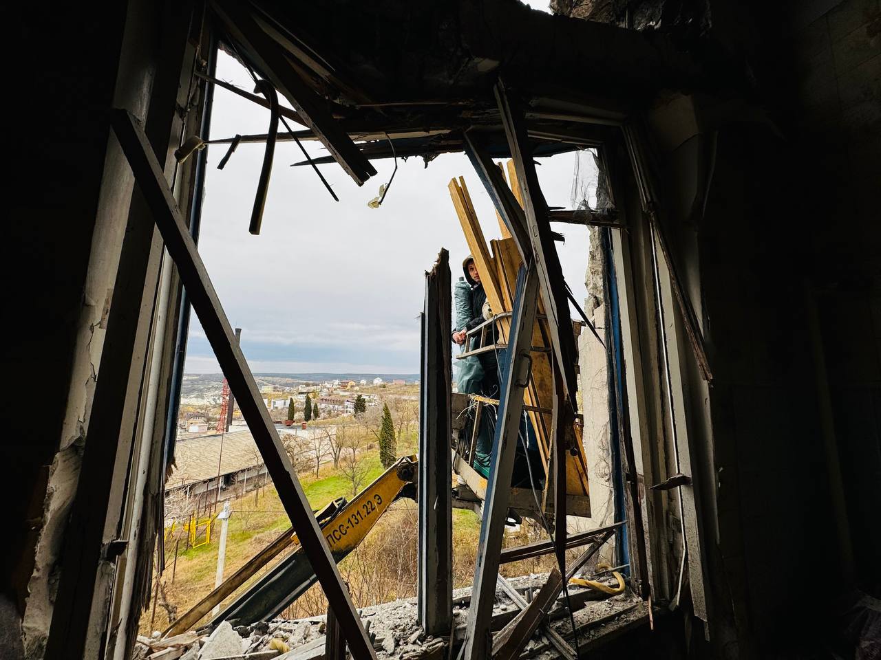 «В квартире большие повреждения»: в Севастополе оценили ущерб от массированной ракетной атаки