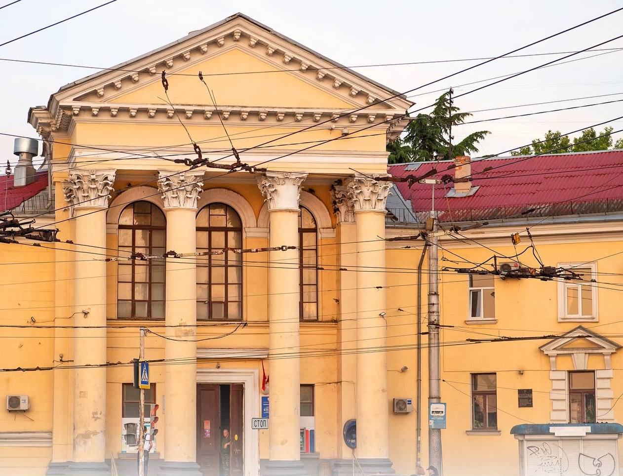 В Севастополе разрушается фасад здания поликлиники №1