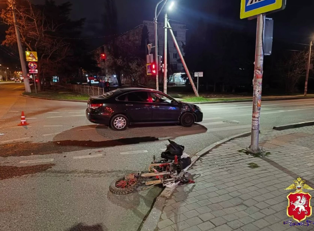 В Севастополе подросток на питбайке влетел в автомобиль на светофоре