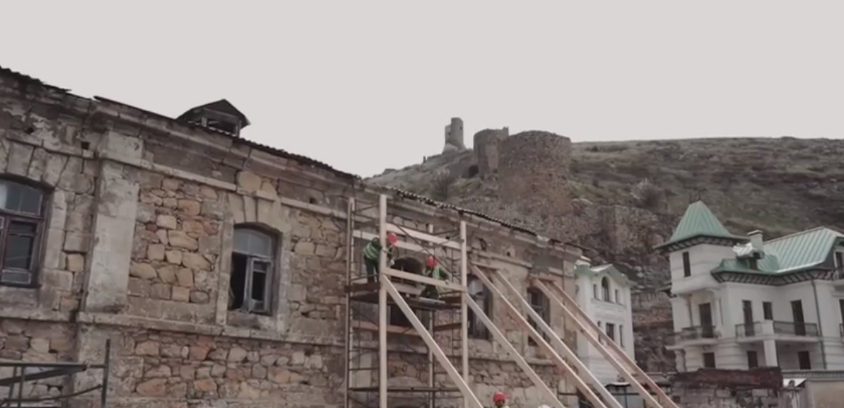 В рамках строительства яхтенной марины: в Балаклаве началась реставрация «Водолечебницы К. С. Гинали»