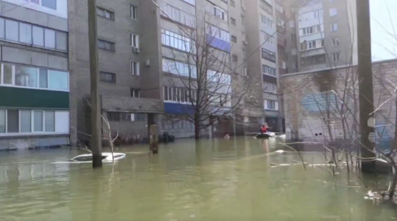 В Оренбурге уровень воды реки Урал поднялся почти на 10 метров