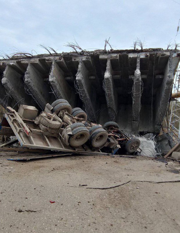 Упавший автомобильный мост перекрыл железнодорожное сообщение и повредил газопровод в Смоленской области