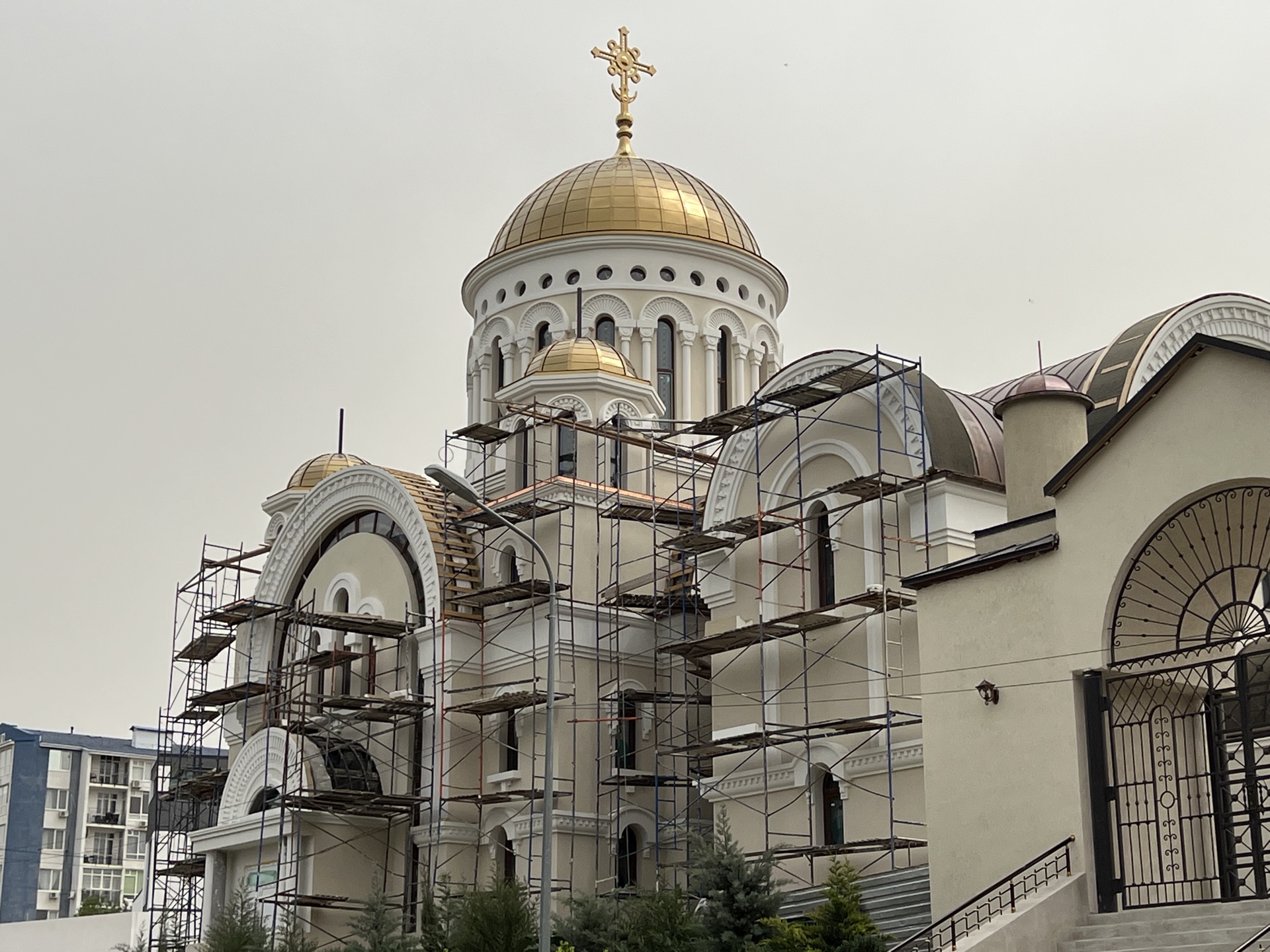 В Севастополе на храме в честь Всех святых в земле Русской просиявших установлен крест на центральном куполе