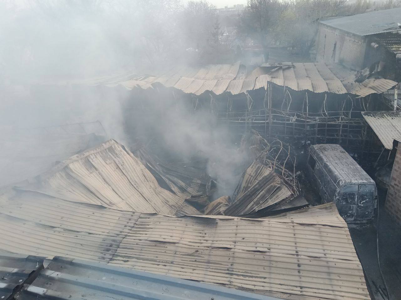 Спасатели потушили пожар на складе с оборудованием для салонов красоты в Симферополе