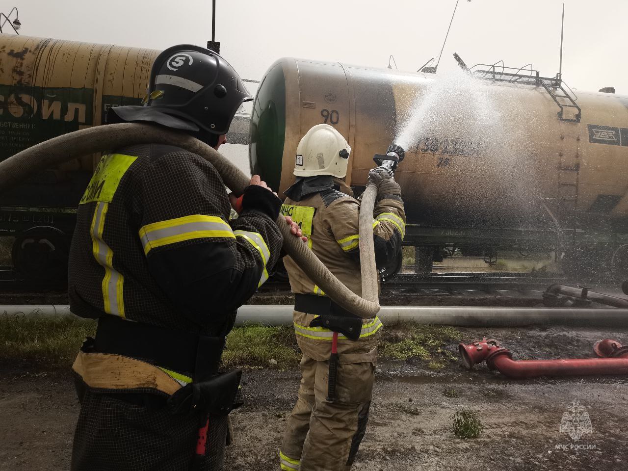 Пламя тушат больше сотни спасателей: под Симферополем горит железнодорожная цистерна