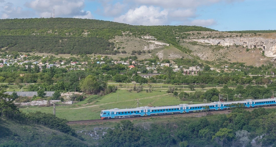 Ряд пригородных поездов Крыма изменят расписание в июне из-за ремонта путей