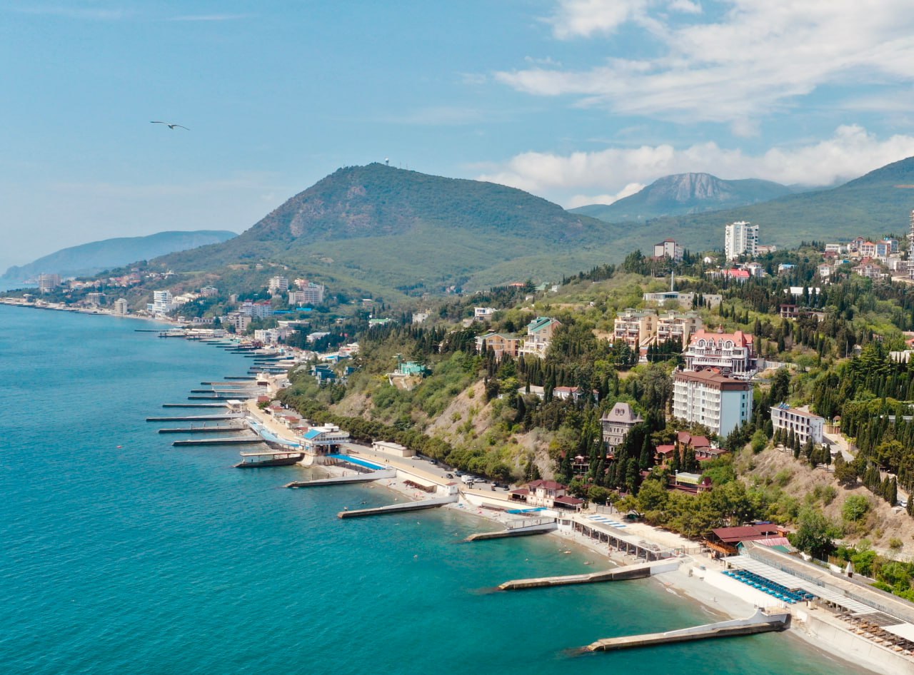Крым — в тройке лидеров: названы самые популярные направления туризма в России
