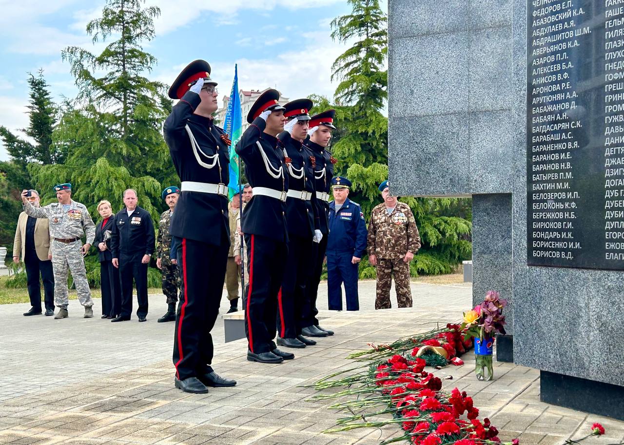 «Мы — севастопольцы» и учащиеся кадетских корпусов почтили память героев Советского Союза
