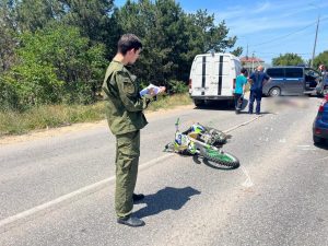 Женщина на мотоцикле в трусах