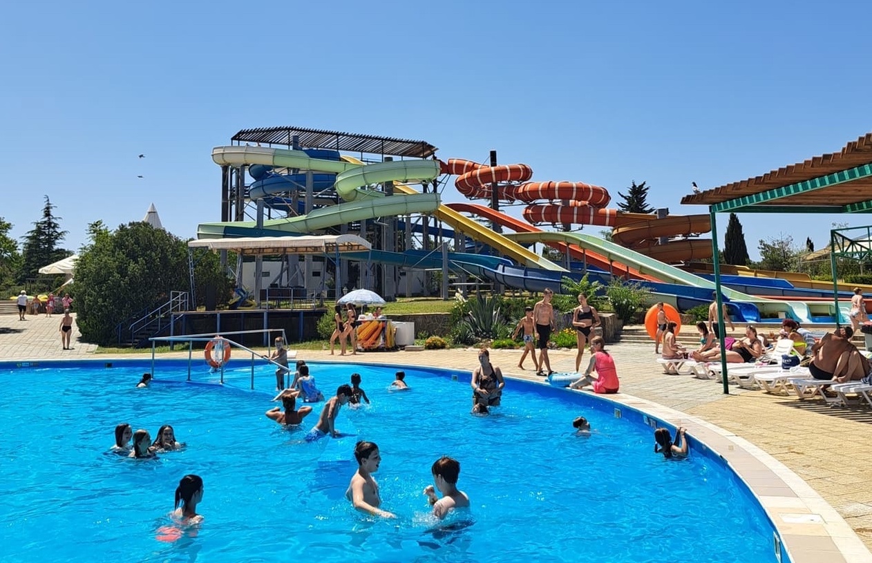 «Здравствуй, лето!»: севастопольский аквапарк «Зурбаган» бесплатно посетили 600 человек