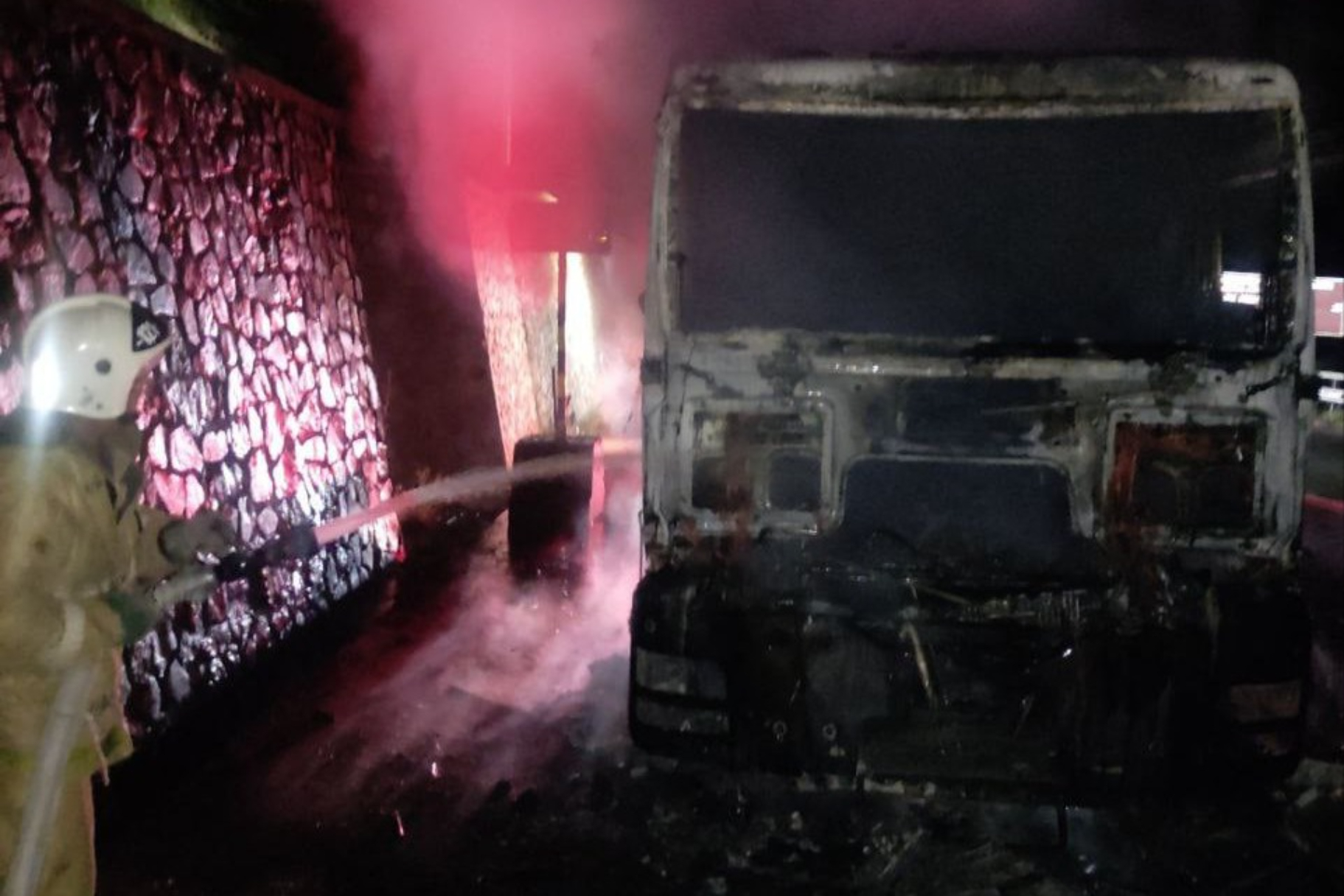 На перевале в Крыму сгорел грузовой автомобиль