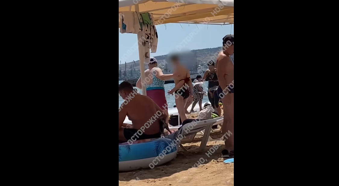На пляже в Крыму заметили ребенка со связанными за спиной руками (видео)