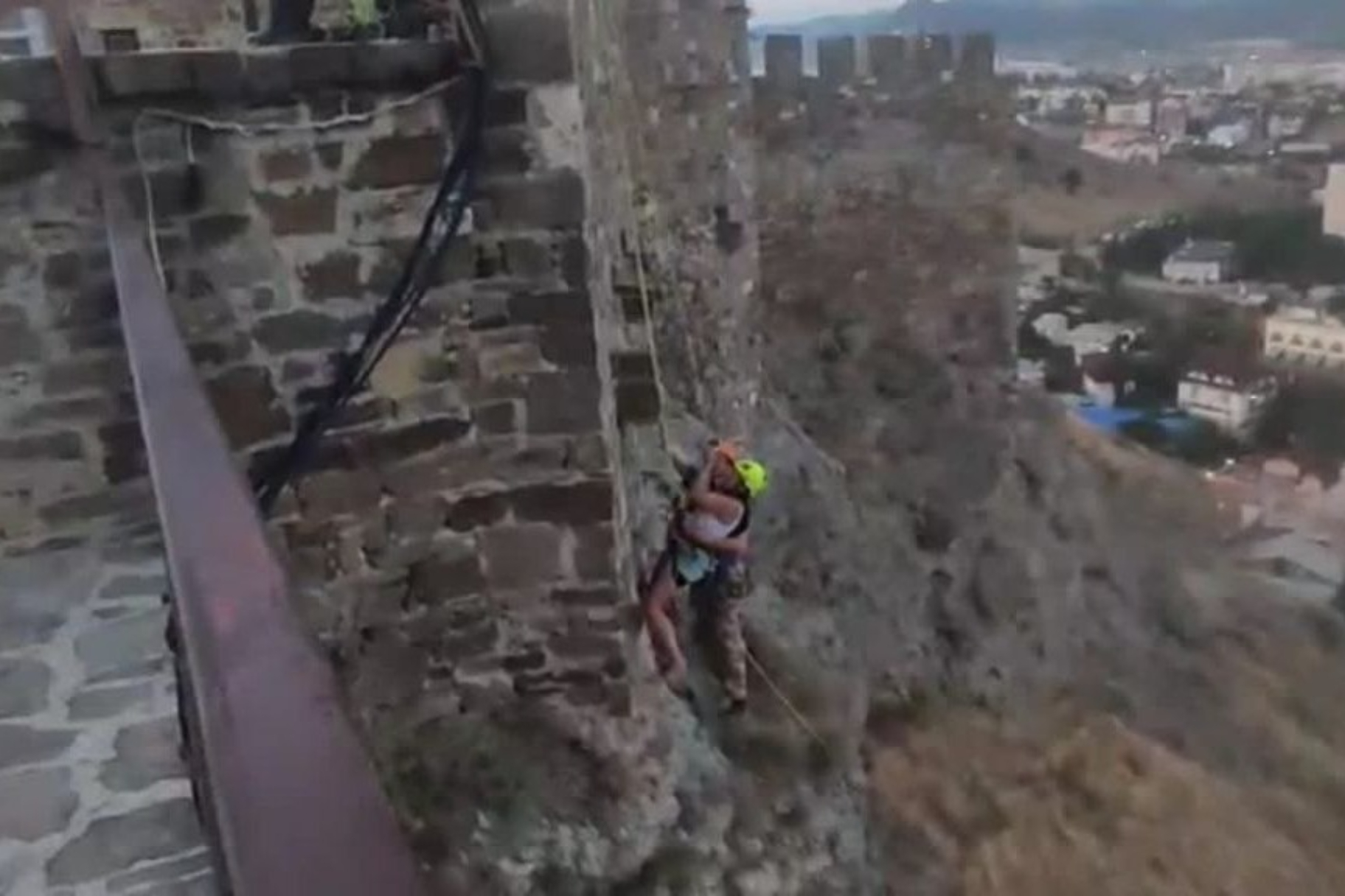В Крыму спасатели сняли пытавшуюся забраться на стену Генуэзской крепости девушку
