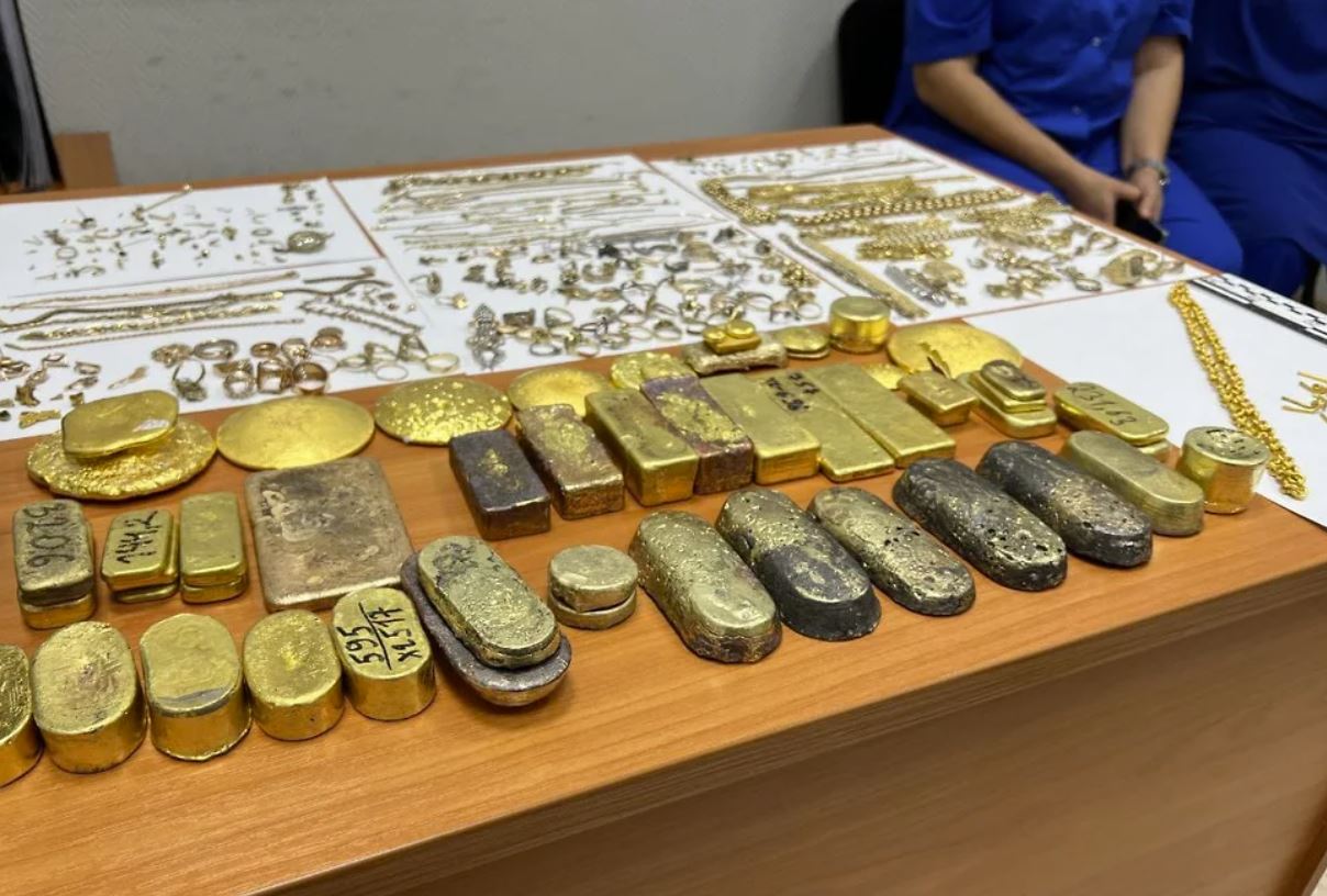 В аэропорту у пассажирки из Чечни изъяли 54 золотых слитка