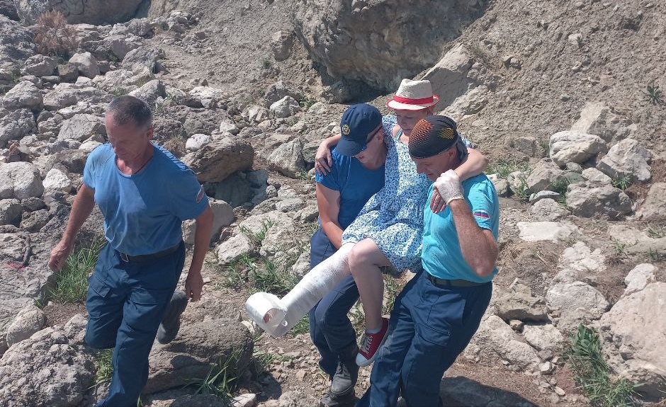 Севастопольские спасатели эвакуировали с пляжа женщину с травмой ноги