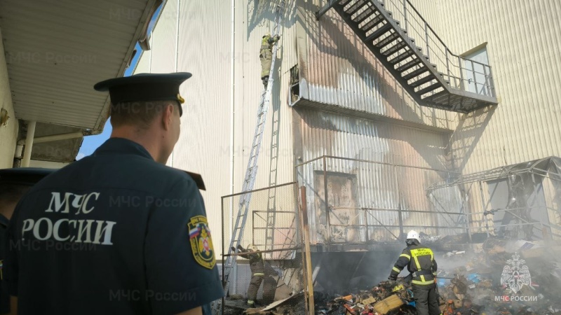 В Симферополе возник пожар на территории торгового центра, были эвакуированы 70 человек